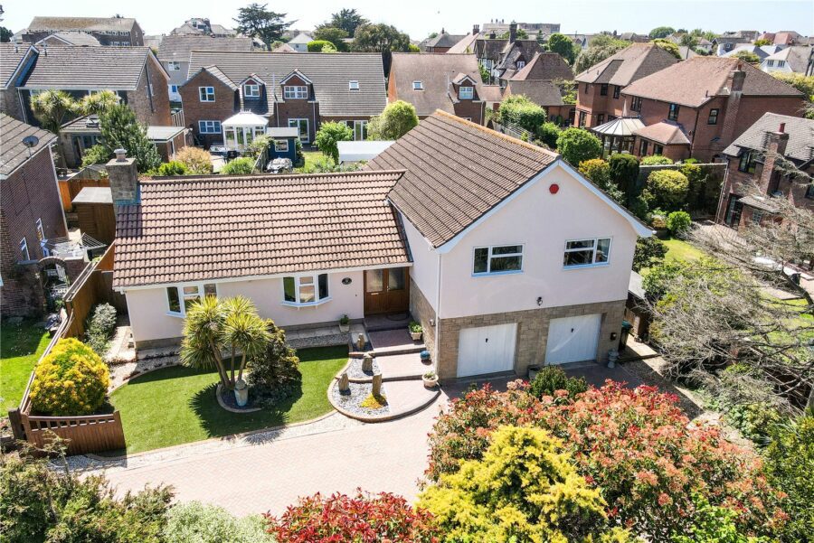 Lynric Close, Barton on Sea, New Milton, Hampshire, BH25 7DG