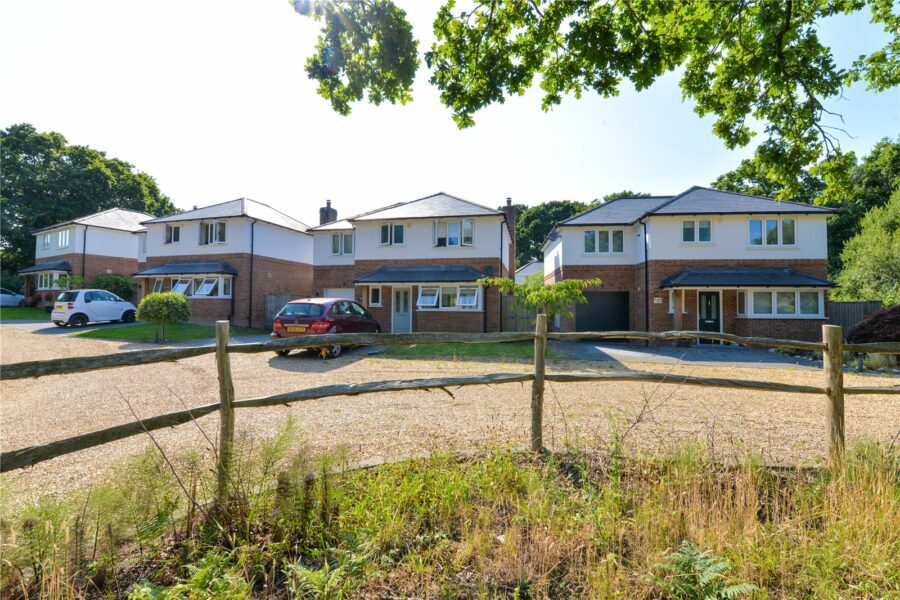 Brockhills Lane, New Milton, Hampshire, BH25 5QL