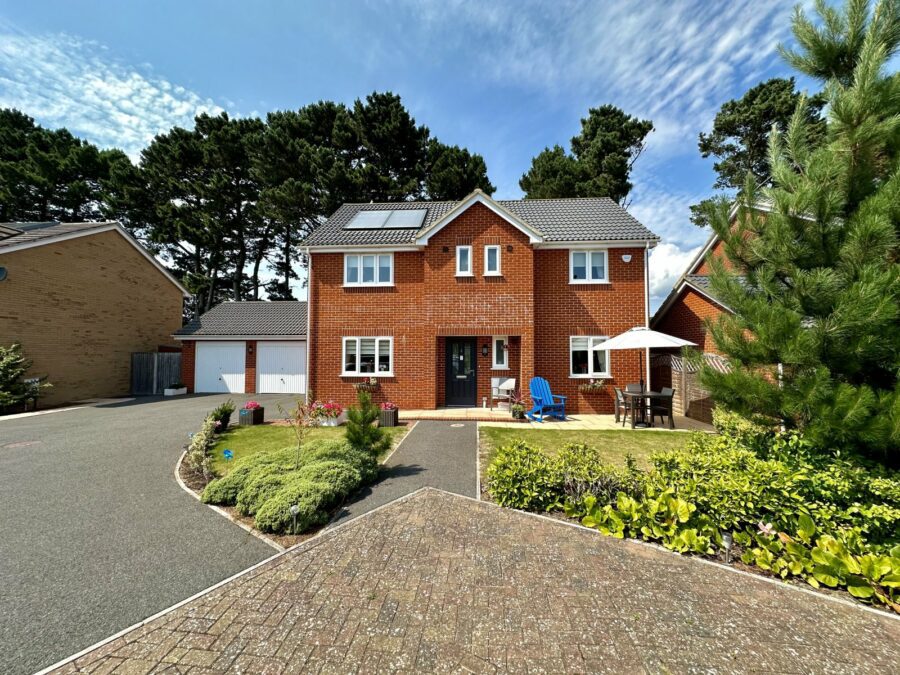 Larkspur Close, Highcliffe On Sea, Christchurch, Dorset, BH23 4FQ