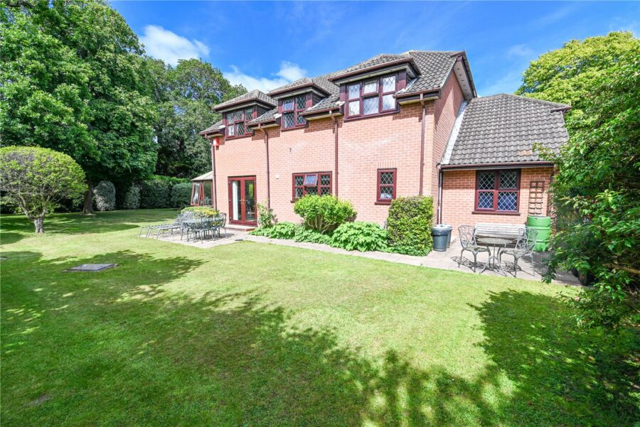 Larkshill Close, New Milton, Hampshire, BH25 5RN