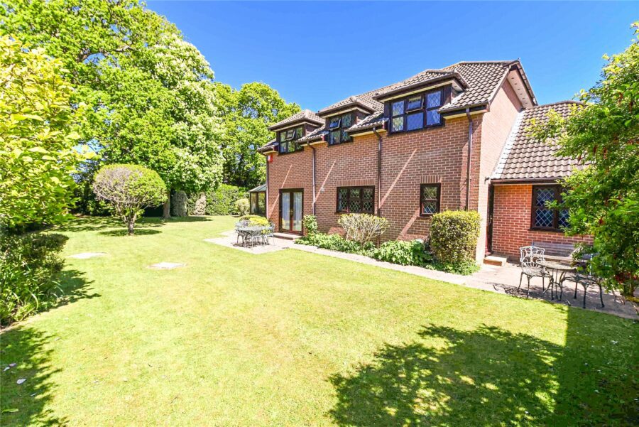 Larkshill Close, New Milton, Hampshire, BH25 5RN