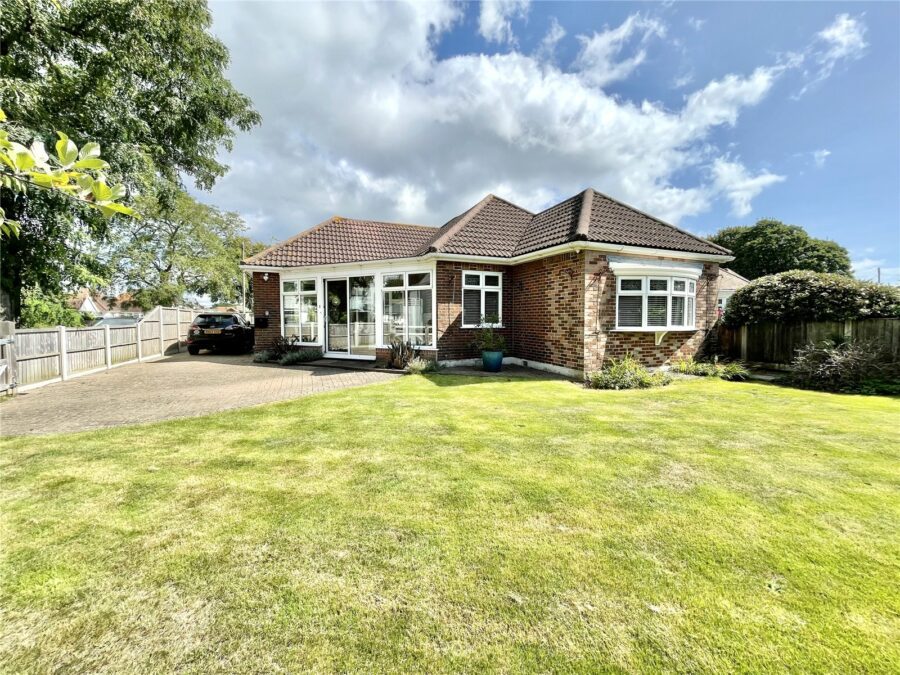 Somerford Avenue, Highcliffe on Sea, Christchurch, Dorset, BH23 4JA