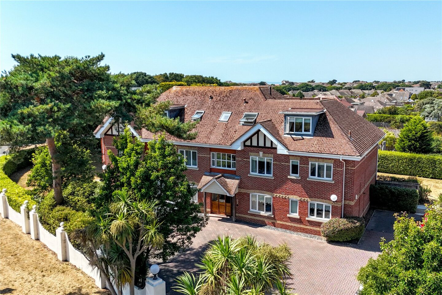 Becton Lane, Barton on Sea, New Milton, Hampshire, BH25 7AG