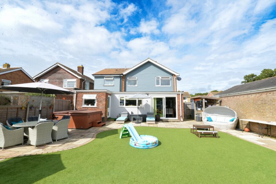 Pinewood Road, Hordle, Lymington, Hampshire, SO41 0GN