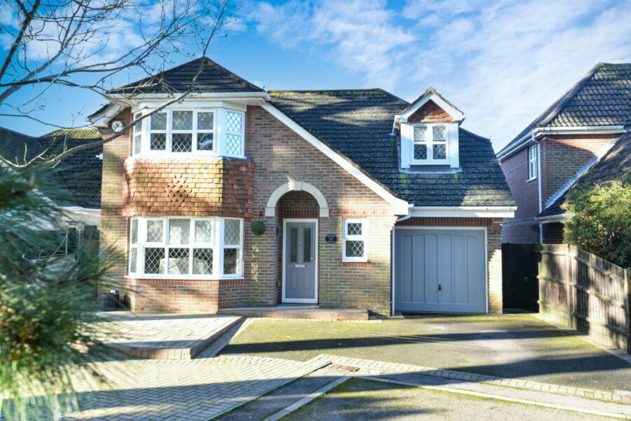 Seddon Close, Barton on Sea, New Milton, Hampshire, BH25 7FE