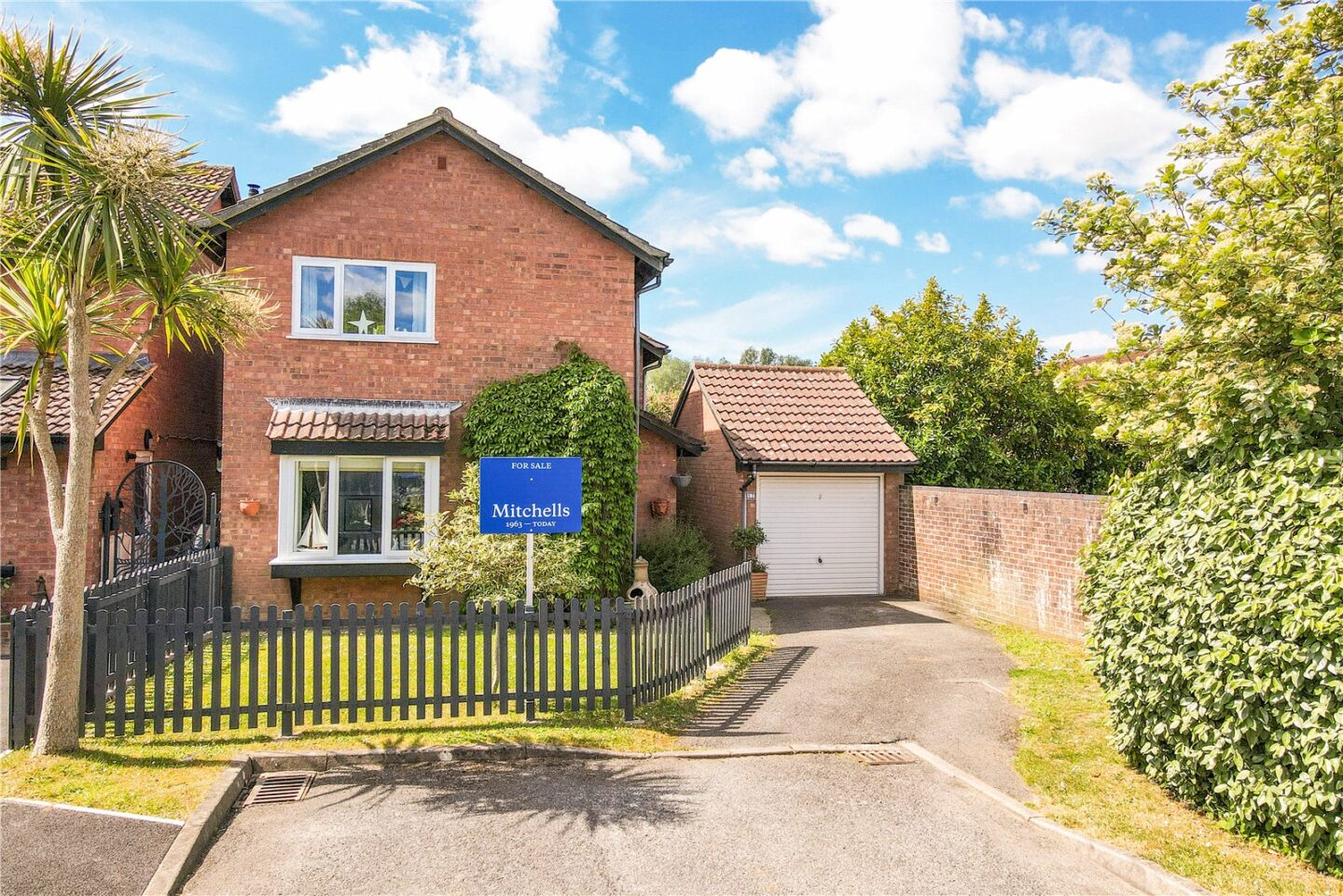 Foxcote Gardens, New Milton, Hampshire, BH25 5XD