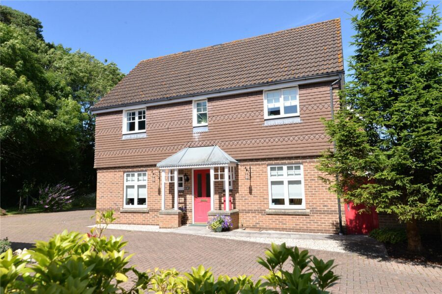 Paddock Gardens, Lymington, Hampshire, SO41 9ES