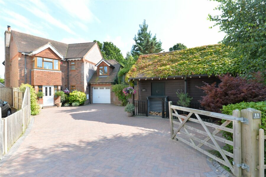 Chaucombe Place, Barton On Sea, New Milton, Hampshire, BH25 7LY