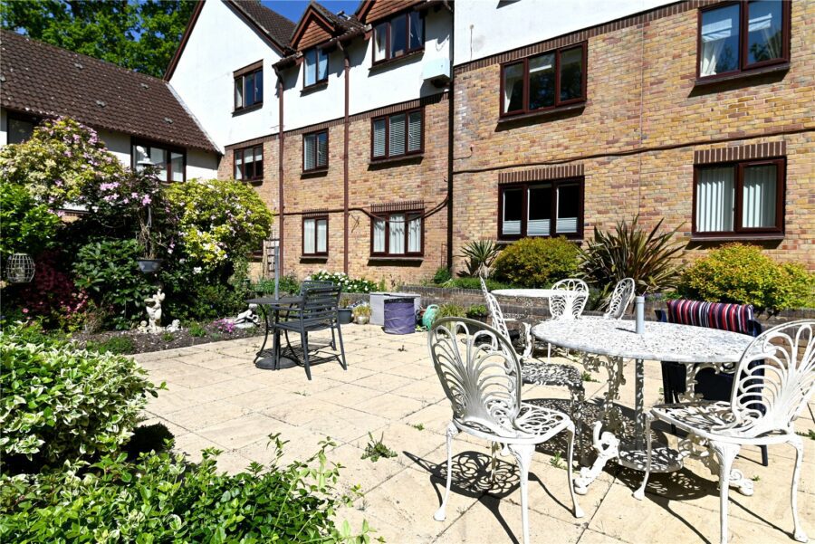 Lakeside Pines, Barrs Avenue, New Milton, Hampshire, BH25 5GQ