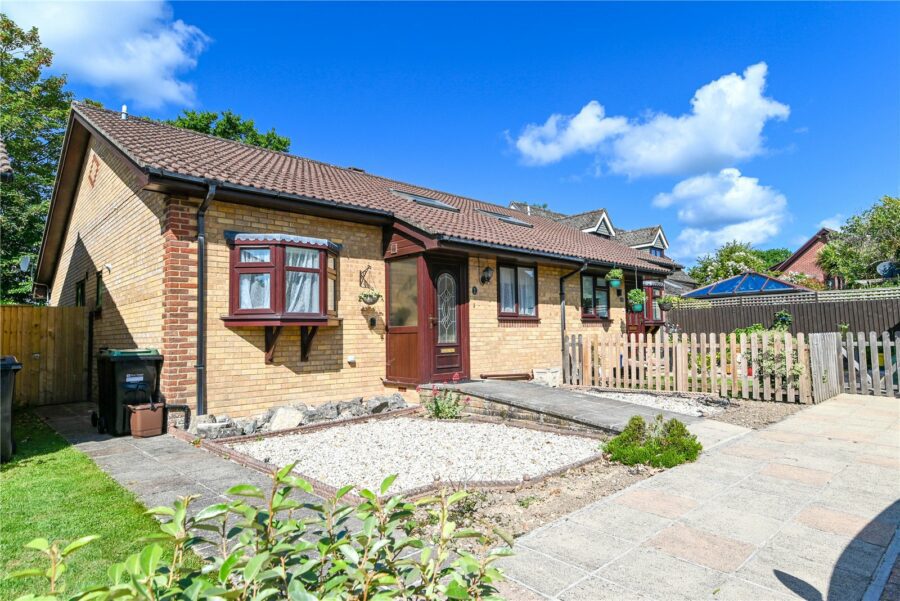 Yerville Gardens, Hordle, Lymington, Hampshire, SO41 0UL