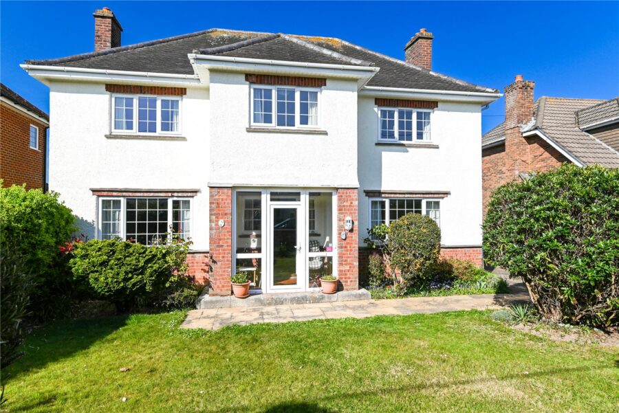 Beach Avenue, Barton on Sea, New Milton, Hampshire, BH25 7EJ