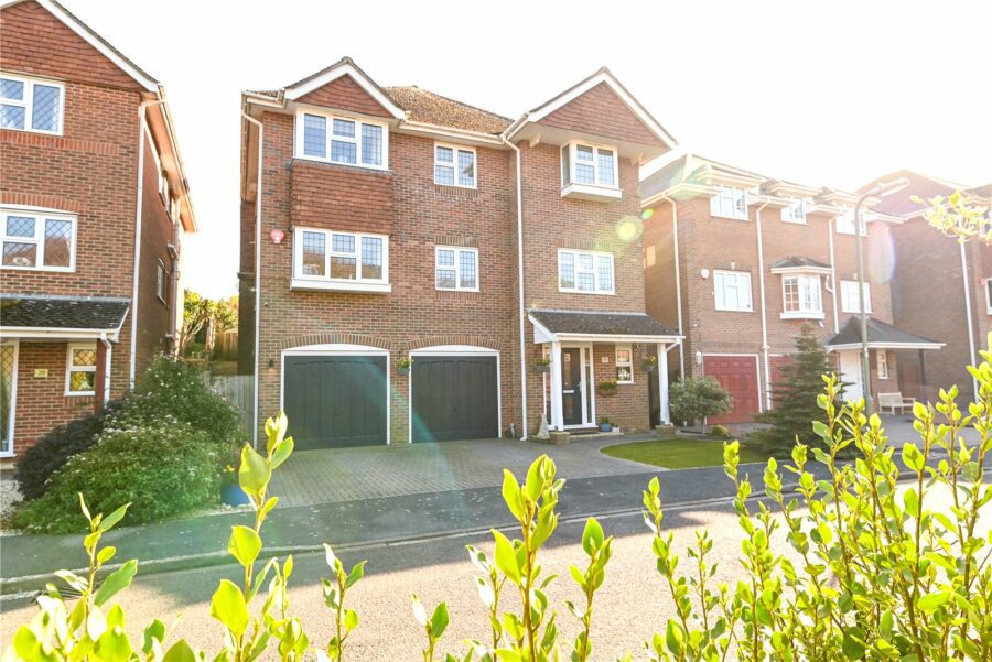 Willow Walk, Barton on Sea, New Milton, Hampshire, BH25 7TL