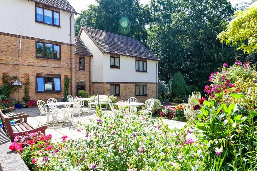 Lakeside Pines, Barrs Avenue, New Milton, Hampshire, BH25 5GQ