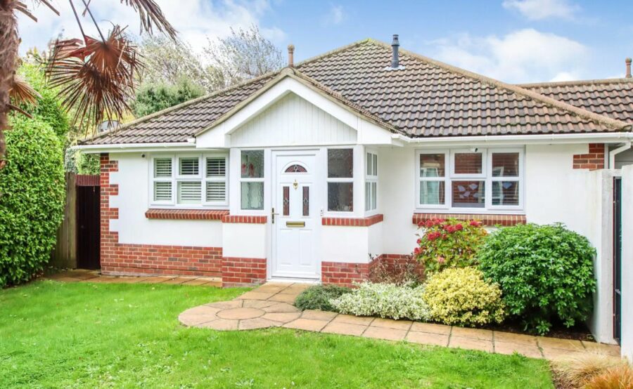 Barton Wood Road, Barton on Sea, New Milton, Hampshire, BH25 7NN