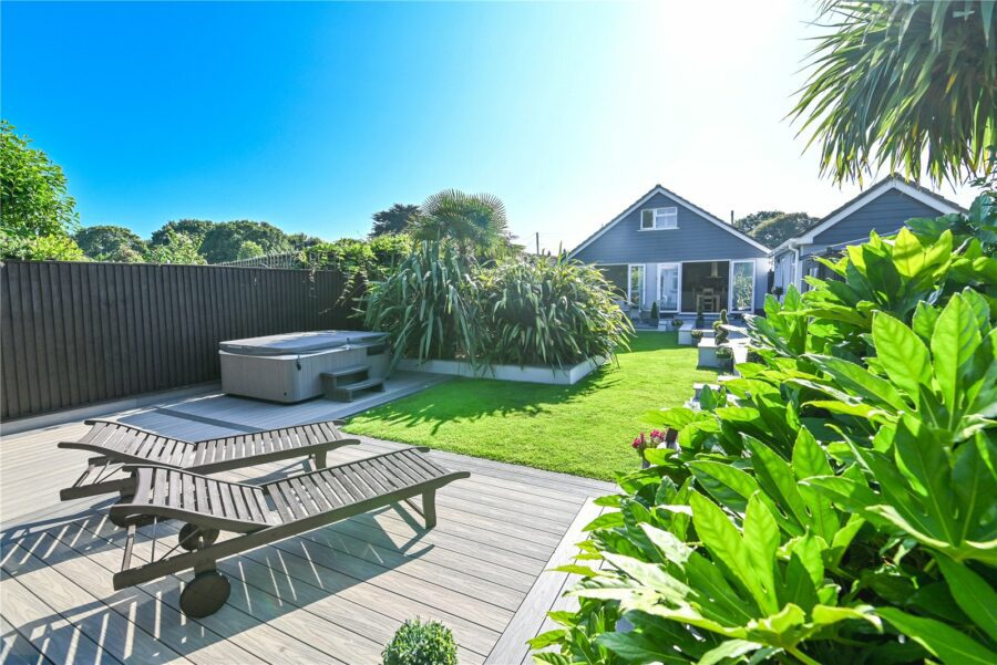 Dilly Lane, Barton on Sea, New Milton, Hampshire, BH25 7DQ