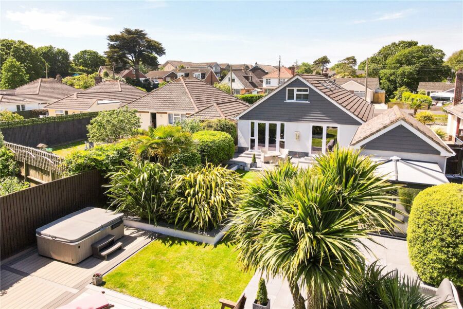 Dilly Lane, Barton on Sea, New Milton, Hampshire, BH25 7DQ