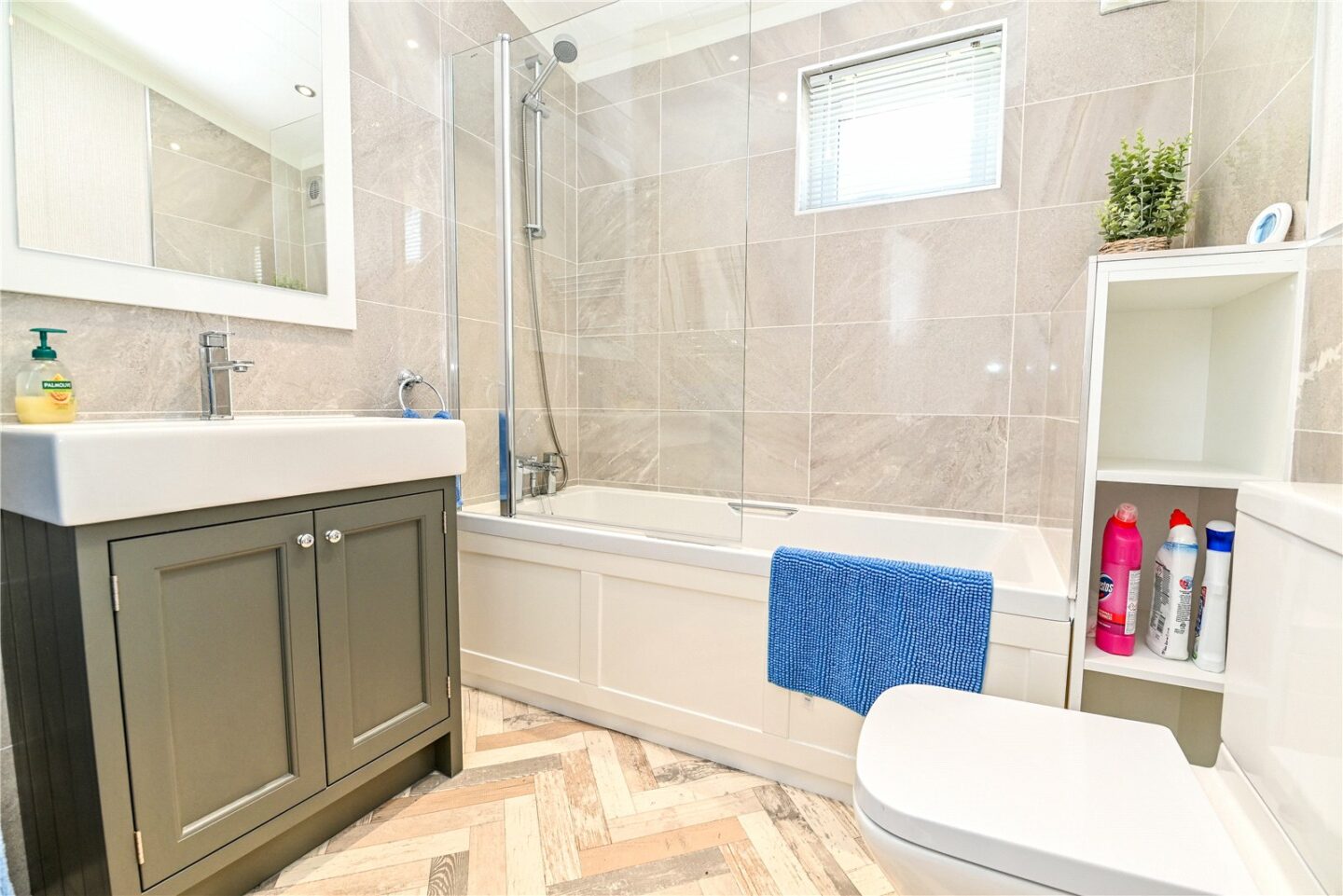 NWM250532_06.jpg