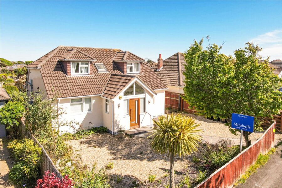 Keysworth Avenue, Barton on Sea, New Milton, Hampshire, BH25 7HY