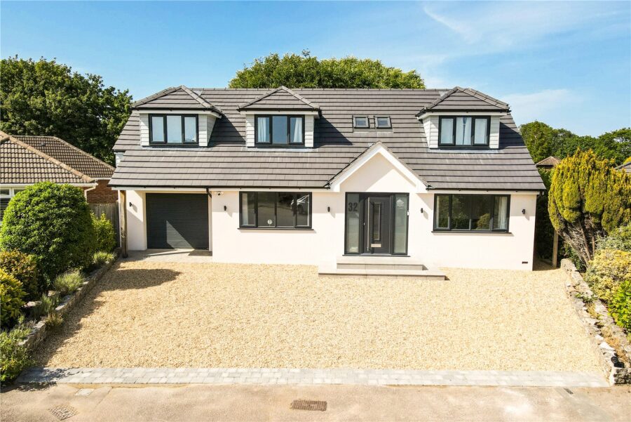 Fenleigh Close, Barton on Sea, New Milton, Hampshire, BH25 7BB
