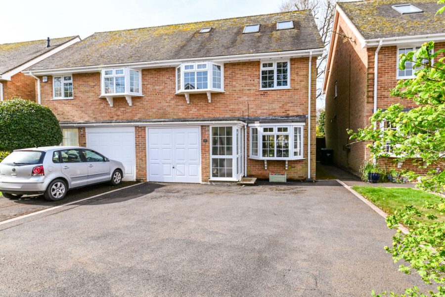 White Barn Crescent, Hordle